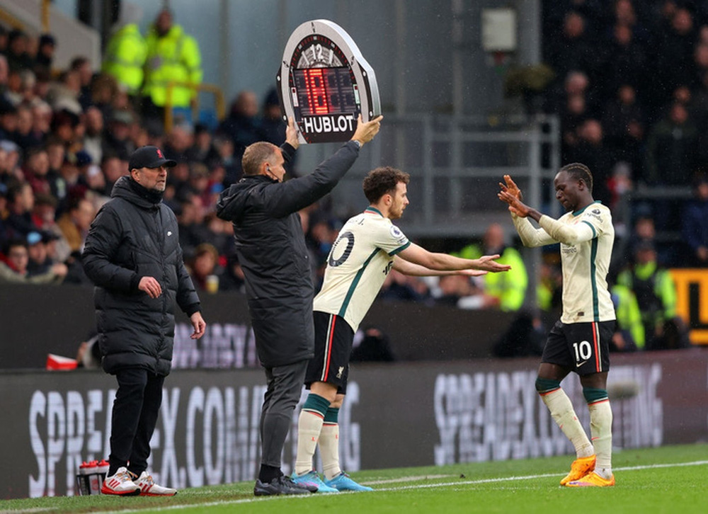 Cái tên bất ngờ lập công, Liverpool chật vật giành 3 điểm để bám đuổi Man City - Ảnh 10.