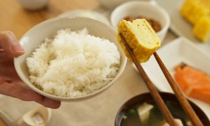 Cơm rất quen thuộc nhưng ăn sai gây hại sức khoẻ: Chuyên gia chỉ lỗi sai nhiều người mắc