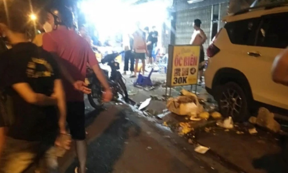 Tài xế nghi say xỉn lái ô tô lao vào quán nhậu ở TP.HCM, nhiều người bị thương