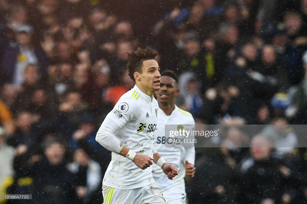 Công làm nhanh hơn... thủ phá, Man United khiến fans hết khóc lại cười ở Elland Road - Ảnh 1.