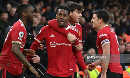 Công làm nhanh hơn... thủ phá, Man United khiến fans hết khóc lại cười ở Elland Road