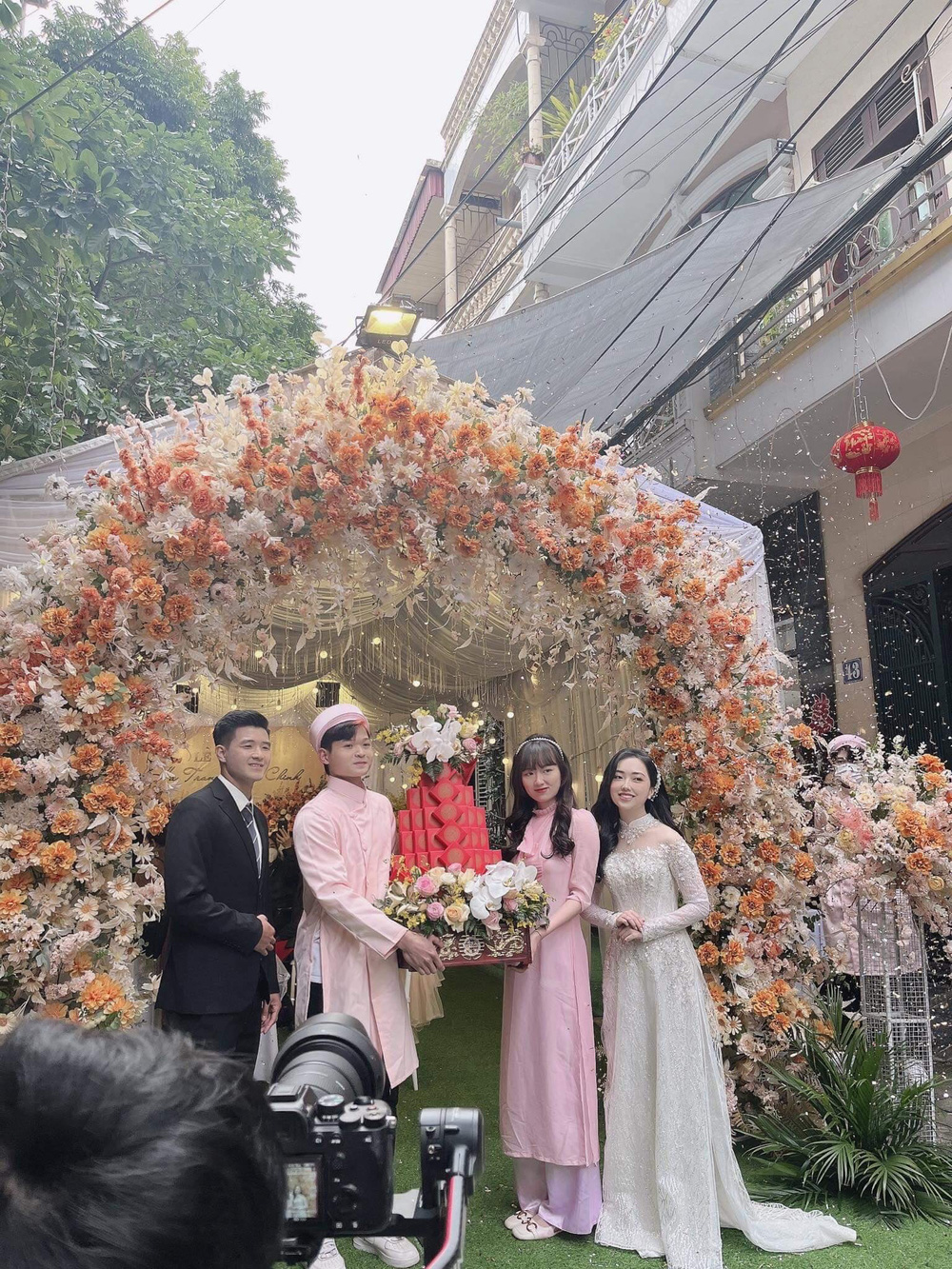 Rò rỉ hình ảnh Hà Đức Chinh và bạn gái tổ chức đám hỏi sáng nay, NHM không khỏi bất ngờ - Ảnh 2.