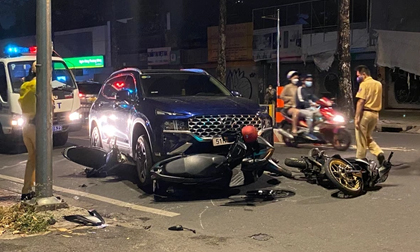 TP.HCM: Ô tô 7 chỗ tông hàng loạt xe máy dừng đèn đỏ, nhiều người bị thương đau đớn kêu cứu