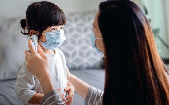 3 việc cần phải làm, 2 vật dụng y tế bắt buộc phải có khi là F0 - Ảnh 1.