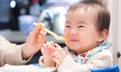 Khi nào nên cho trẻ ăn dặm để bé tăng cân khỏe mạnh hơn?