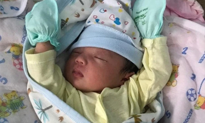 Bé gái sơ sinh bị bỏ rơi trước sân nhà thờ giữa đêm lạnh