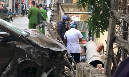 Hà Nội: Người đàn ông say xỉn lái ô tô 'điên' tông gục xe máy khiến 2 vợ chồng nguy kịch