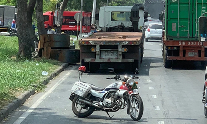 Đứng bán vé số, người đàn ông bất ngờ bị cuộn sắt từ xe đầu kéo rơi trúng ở TP.HCM