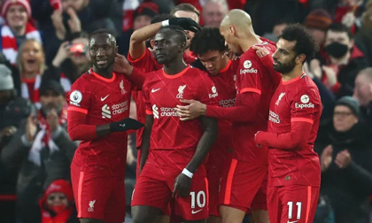 Liverpool chật vật trả nợ, đẩy derby Manchester đến sát mép 'núi lửa'