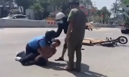 Mẹ gục ngã, gào khóc thảm thiết ở hiện trường tai nạn khiến con gái 10 tuổi tử vong