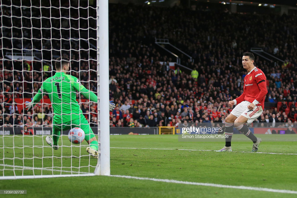 Ronaldo lập siêu kỷ lục bằng cú hat-trick, Man United nghẹt thở đánh bại Tottenham - Ảnh 2.