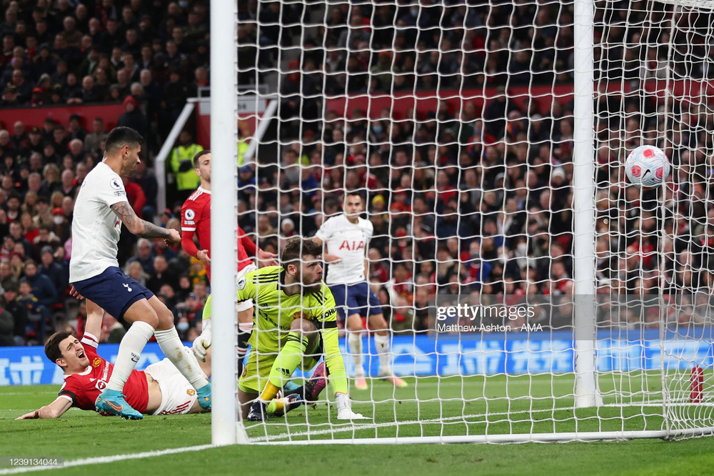Ronaldo lập siêu kỷ lục bằng cú hat-trick, Man United nghẹt thở đánh bại Tottenham - Ảnh 3.