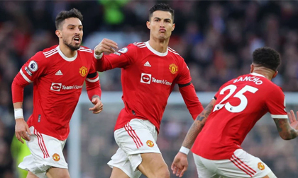 Ronaldo lập 'siêu kỷ lục' bằng cú hat-trick, Man United nghẹt thở đánh bại Tottenham