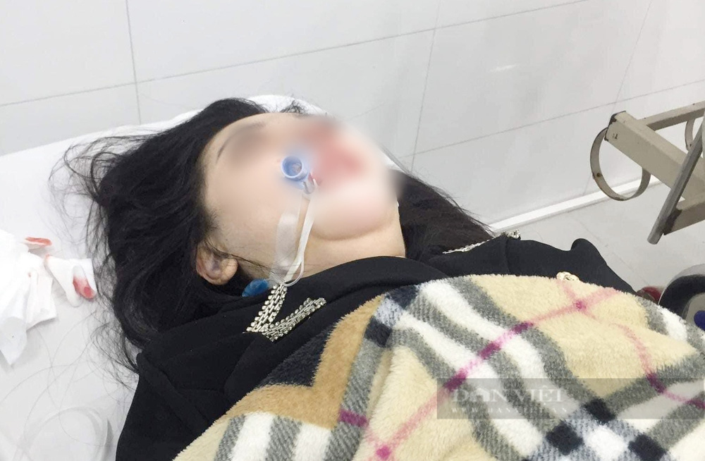 Vụ cô gái tử vong sau phẫu thuật nâng mũi: Con nhỏ 1 tuổi ngơ ngẩn ôm di ảnh mẹ gây xót xa - Ảnh 1. Vụ cô gái tử vong sau phẫu thuật nâng mũi: Con nhỏ 1 tuổi ngơ ngẩn ôm di ảnh mẹ gây xót xa - Ảnh 1.