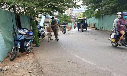 Người dân ngụp lặn trên kênh đen ngòm ở Sài Gòn tìm người phụ nữ nhảy cầu tự tử