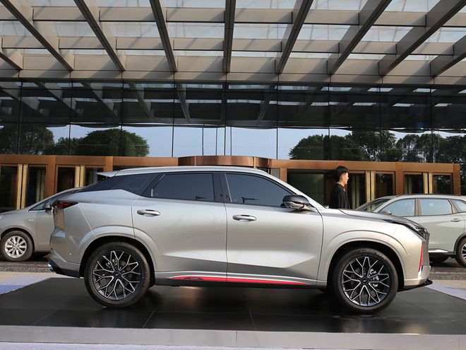 SUV Trung Quốc đẹp lạ, siêu vũ khí là dàn công nghệ, sở hữu nội thất tới 3 màn hình - Ảnh 3.