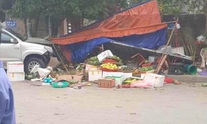 Xe biển xanh đâm vào quán bán hoa quả vỉa hè khiến 2 người tử vong