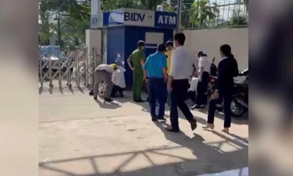Thanh niên cầm vật giống súng đi cướp ngân hàng ở Bình Dương