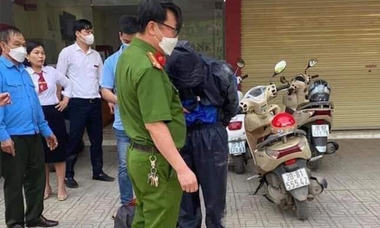 Người đàn ông mặc quần áo mưa kín mít xông vào cướp ngân hàng