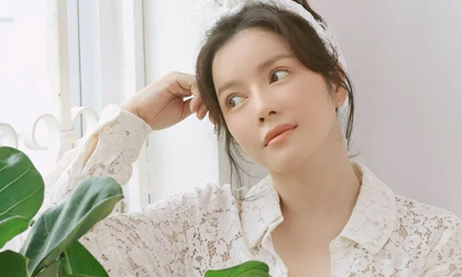 Lý Nhã Kỳ tiết lộ liên tiếp nhận được hoa từ người lạ trong suốt 2 năm vừa qua