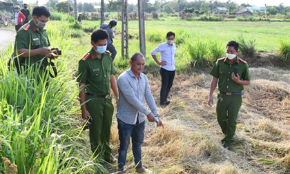 Xách giỏ gà đi ngang qua nhà chủ nợ, người đàn ông bị đâm tử vong