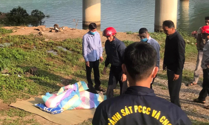 Phát hiện thi thể nam sinh lớp 9 dưới hồ, trên cầu có xe đạp và cặp sách