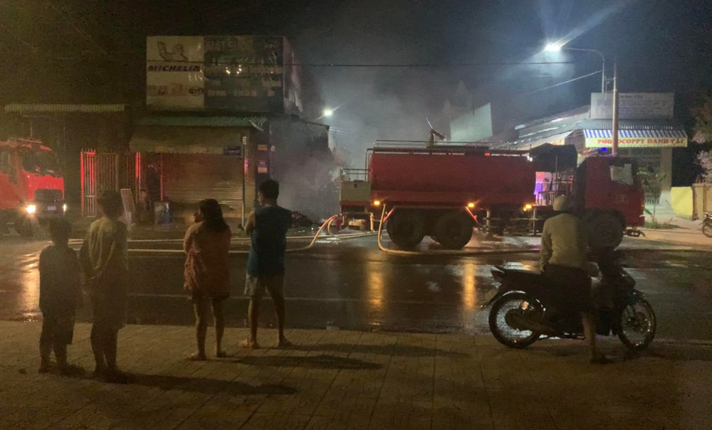 Trung tâm đồ chơi xe máy bốc cháy dữ dội lúc rạng sáng, thiệt hại hàng tỷ đồng - Ảnh 1.