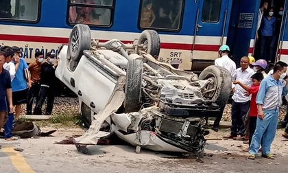 Tàu hỏa hất văng xe bán tải, tài xế thoát chết thần kỳ