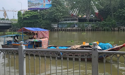 Dùng ghe đưa thi thể nam giới trôi trên kênh Nhiêu Lộc - Thị Nghè vào bờ