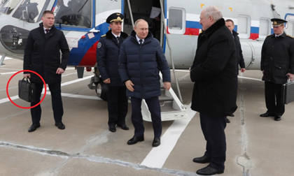 Chiếc cặp bí ẩn xách theo ông Putin khiến phương Tây không ngừng đồn đoán về điều đáng sợ