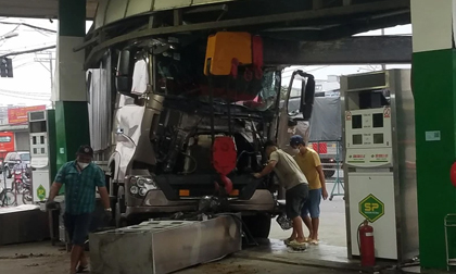 Kinh hãi xe tải lao thẳng vào cây xăng tông đổ 2 trụ bơm ở TP.HCM