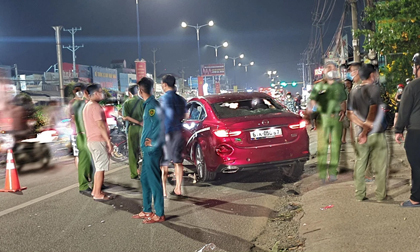 Ô tô kéo lê xe máy trên QL 13 rồi bị đập phá trước Uỷ ban phường ở Bình Dương