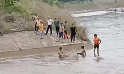 Giăng lưới tìm 2 người lái máy múc đang mất tích dưới kênh nước sâu ở Dầu Tiếng