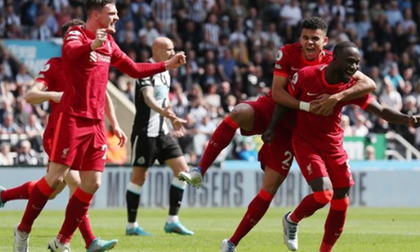 Thắng tranh cãi, Liverpool leo lên đầu BXH, gây áp lực lớn cho Man City