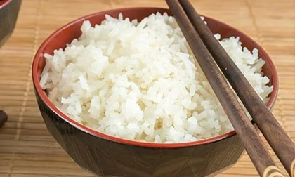 4 sai lầm khi ăn cơm gây hại cho sức khỏe, ai không có thật đáng mừng