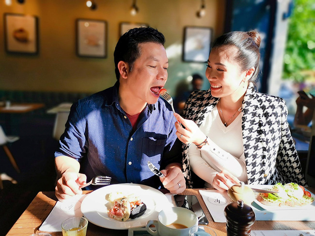Shark Hưng: Chân dung sếp lớn “hô mưa gọi gió” trên thương trường - về nhà lăn xả vào bếp chiều vợ cực khéo - Ảnh 3. Shark Hưng: Chân dung sếp lớn “hô mưa gọi gió” trên thương trường - về nhà lăn xả vào bếp chiều vợ cực khéo - Ảnh 3.