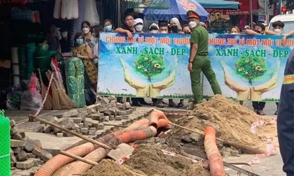 Thợ sửa điện hoảng hồn phát hiện phần thi thể nghi là của người dưới cống