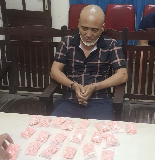 Ông trùm giấu bọc ma túy dưới đống rau củ rồi đạp xe đi giao hàng thì bị bắt quả tang - Ảnh 1. Ông trùm giấu bọc ma túy dưới đống rau củ rồi đạp xe đi giao hàng thì bị bắt quả tang - Ảnh 1.