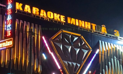 Quản lý quán karaoke bắt nhốt, đánh đập rồi chở khách ra bỏ ở bãi đất trống