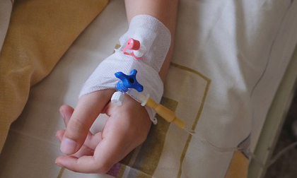 Bệnh viêm gan bí ẩn ở trẻ: Lan rộng ra 20 quốc gia, nghi vấn liên quan đến loại virus lây qua giọt bắn, thấy mắt của con có dấu hiệu này cần đi khám ngay!