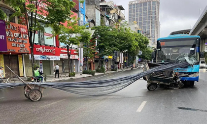 Hà Nội: Xe 3 bánh tự chế chở bó sắt đâm nát đầu xe buýt