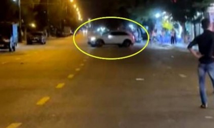 Tài xế Mercedes rượt đuổi, tông thẳng người ở quán nhậu, một nạn nhân tử vong