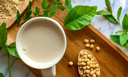 Sữa đậu nành là “vua phòng chống ung thư”, nhưng có 6 nhóm người càng uống càng có hại sức khỏe