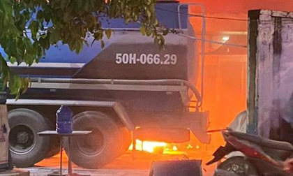 Xe bồn bốc cháy ngùn ngụt khi đang tiếp nhiên liệu cho cây xăng