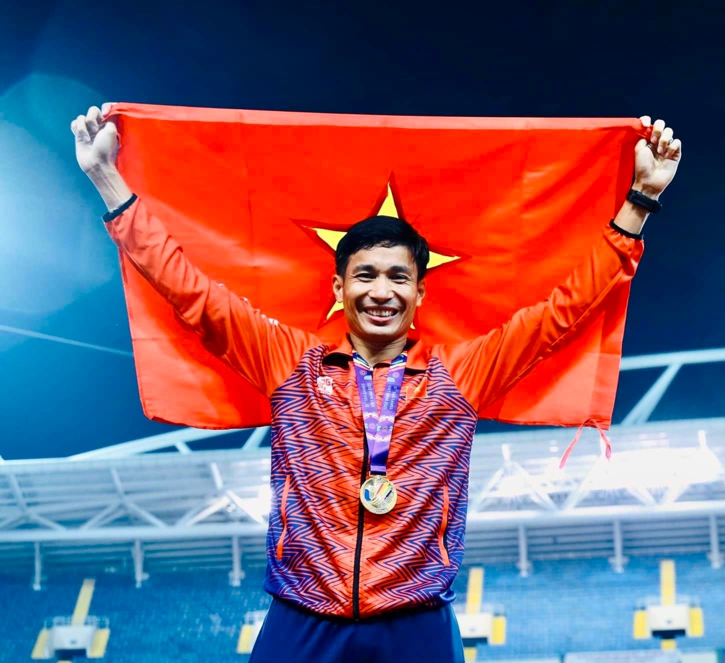 Chồng thi SEA Games chạy 10000m dưới sân, vợ trên khán đài khóc khi chưa về đích: Yêu 7 năm mới cưới, có 2 con vẫn như hồi mới yêu! - Ảnh 4.