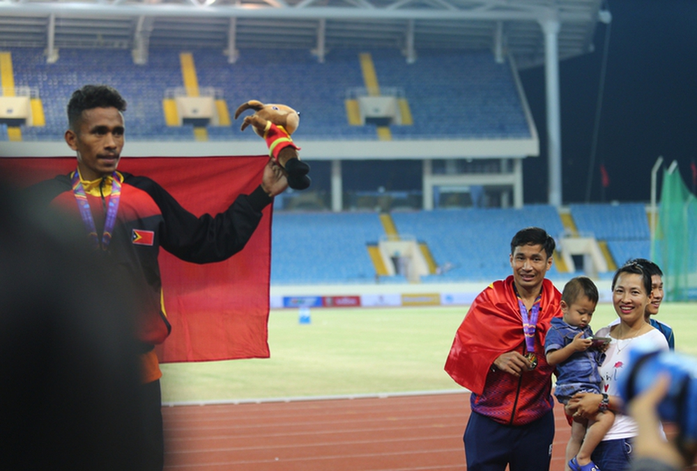 Chồng thi SEA Games chạy 10000m dưới sân, vợ trên khán đài khóc khi chưa về đích: Yêu 7 năm mới cưới, có 2 con vẫn như hồi mới yêu! - Ảnh 6.