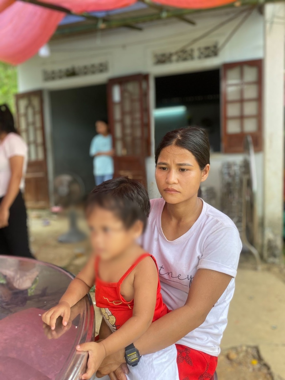 Gia cảnh đáng thương của cô bé 10 tuổi hiếu học, ra hồ bắt ốc bị đuối nước - Ảnh 2. Gia cảnh đáng thương của cô bé 10 tuổi hiếu học, ra hồ bắt ốc bị đuối nước - Ảnh 2.