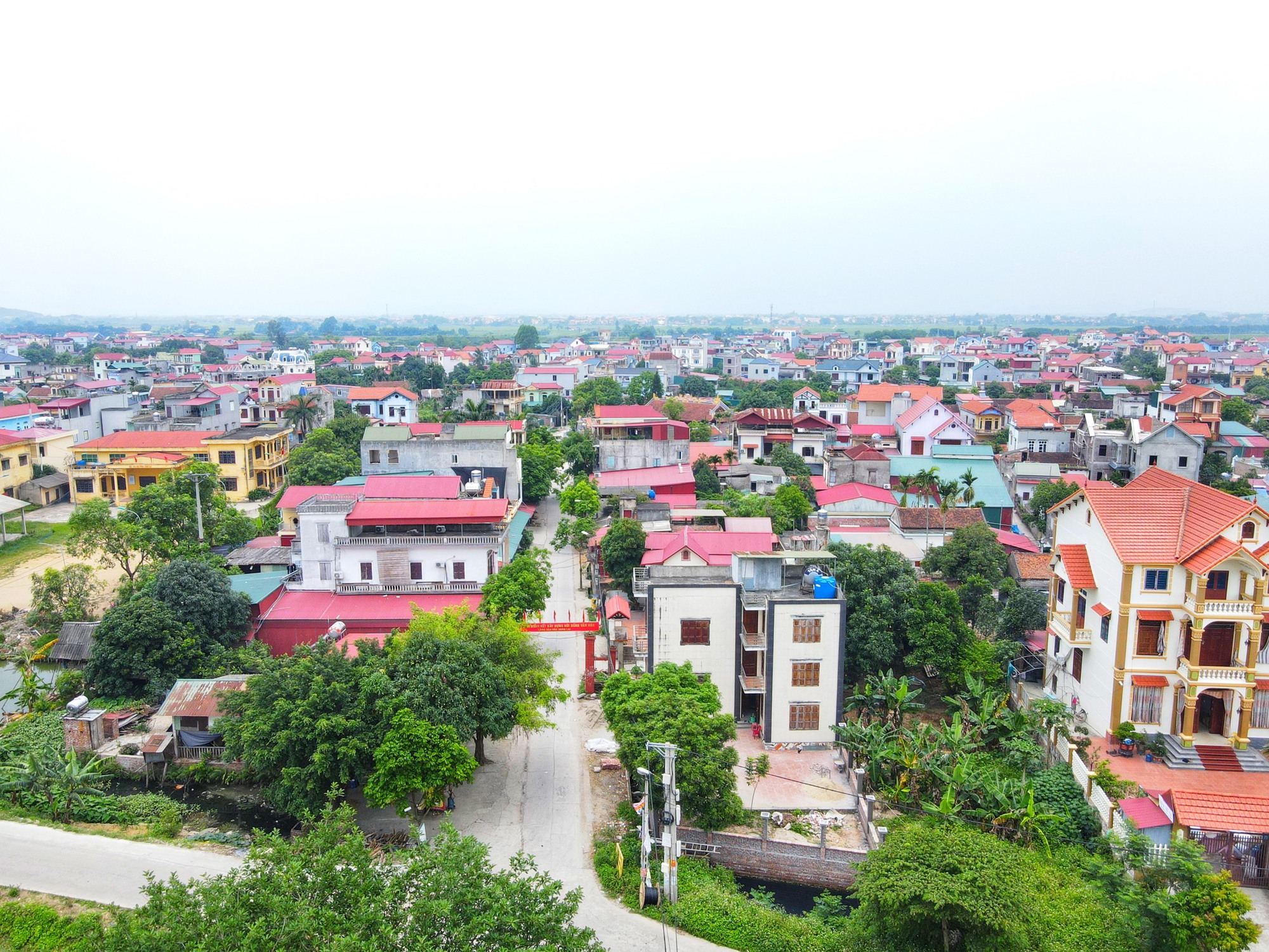 Thủ phủ sản xuất khẩu trang sau dịch Covid-19: Từ quá khứ hào hùng tiền xếp chồng từ đầu làng cũng không mua được khẩu trang đến bán tháo máy móc không có người mua - Ảnh 3.