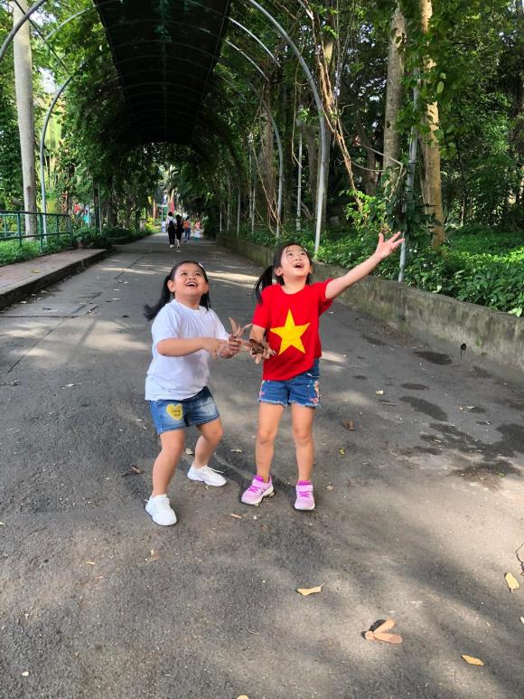 bao-mau-dang-hinh-moi-cua-con-gai-mai-phuong-chi-mot-chi-tiet-gay-hoang-hoang-vi-chuyen-khong-dong-hanh-cung-be-6-ngoisaovn-w1536-h2048