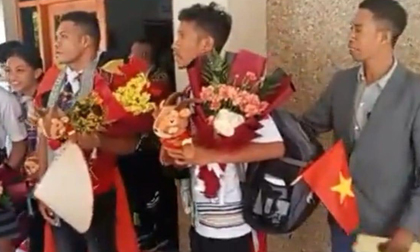 Người hùng Timor Leste, VĐV Felisberto De Deus mang quốc kỳ Việt Nam khi ăn mừng tại quê nhà